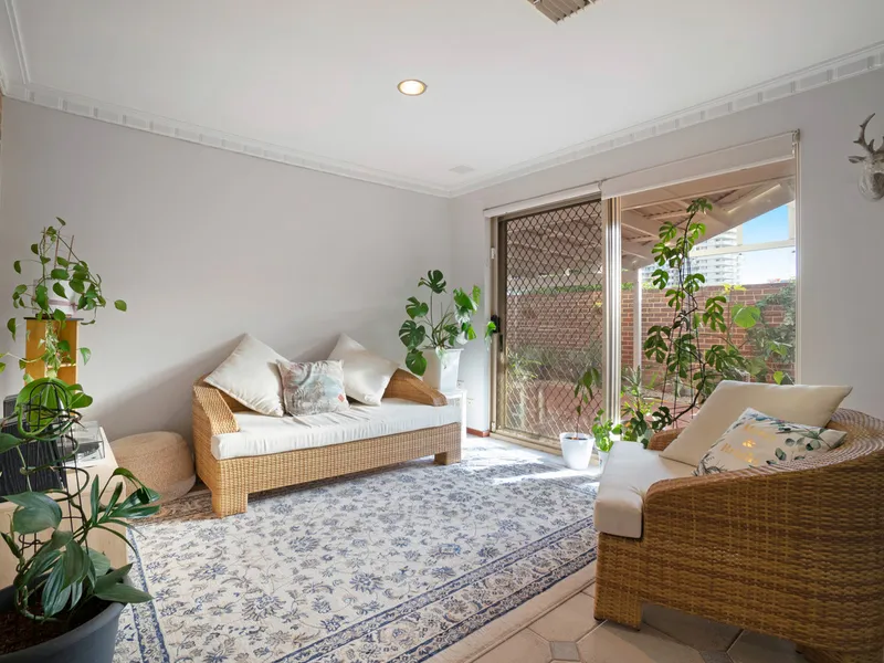 Perfect neat and tidy home, close to everything!