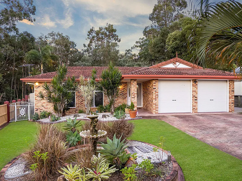 **AVAILABLE** Renovated Home In Great Location With Pool And Multiple Living Areas On 933m2!!!