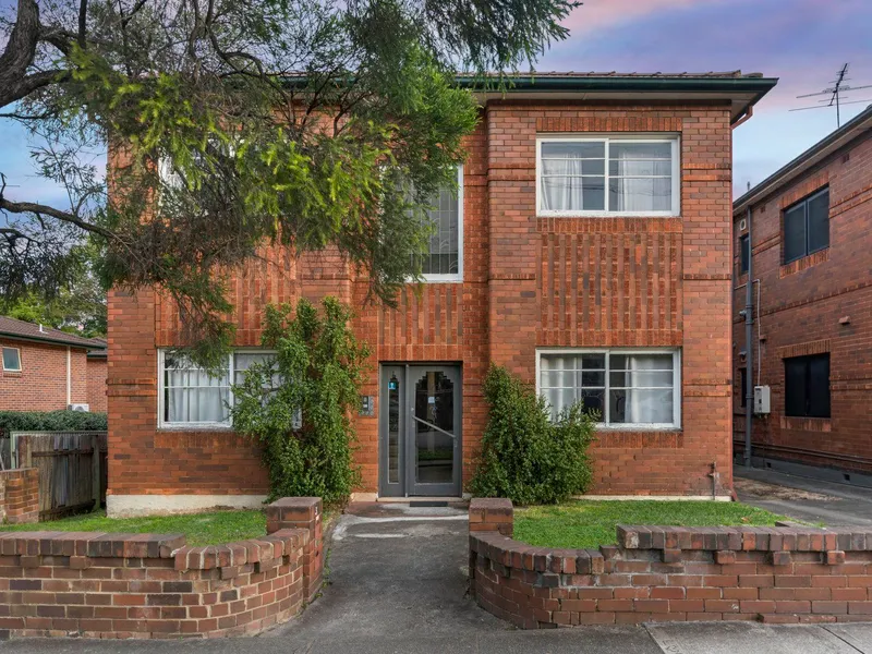 Art-Deco Apartment in the Heart of Summer Hill