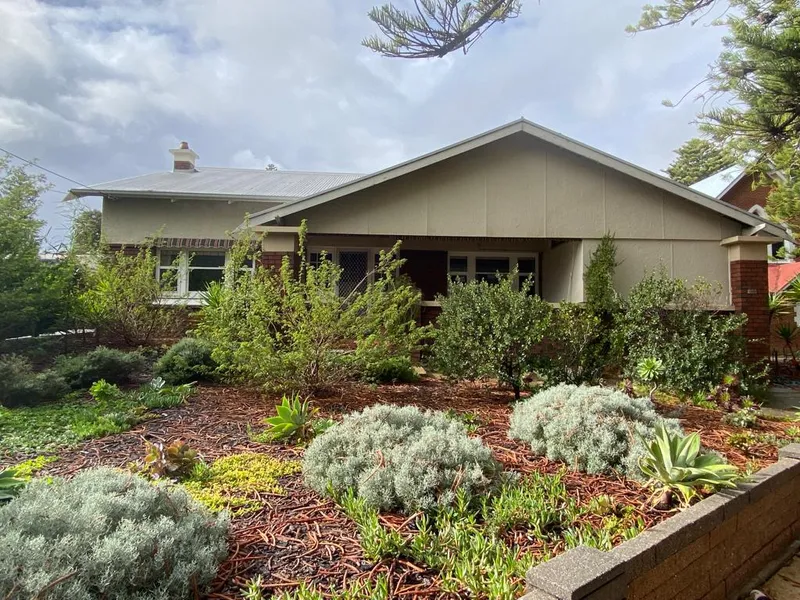 Gracious bungalow a stone's throw from the water