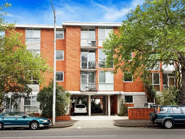 GROUND FLOOR APARTMENT WITH VIEWS OVER FAWKNER PARK