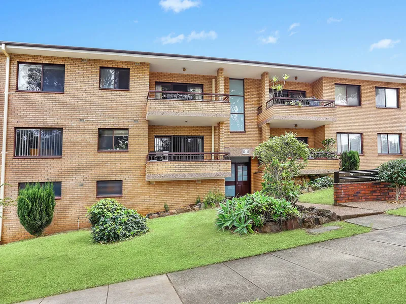 Spacious apartment a walk to the station