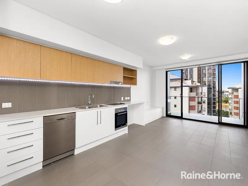 Stylish one bedroom + study in resort style complex!