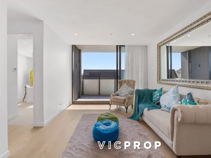 Supersized Entertainer with Contemporary Class
