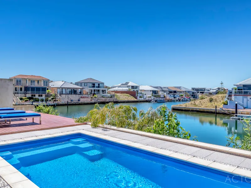 LUXE WATERFRONT ENTERTAINER