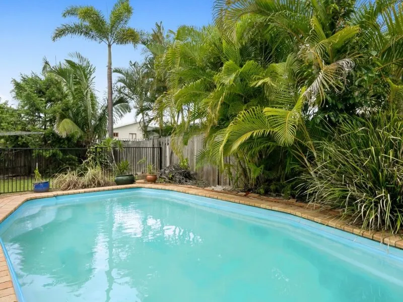 Family Home - Walk to the Beach!