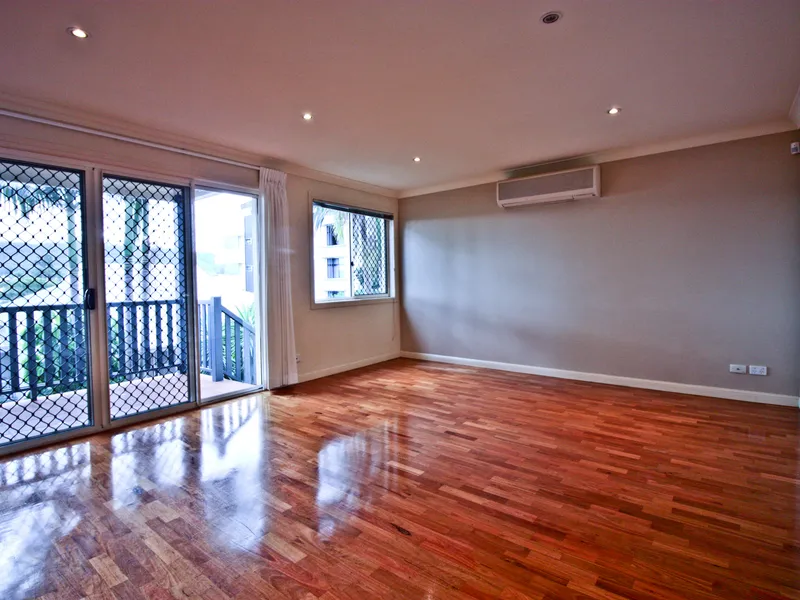 Spacious Townhouse - Perfect for Entertaining!