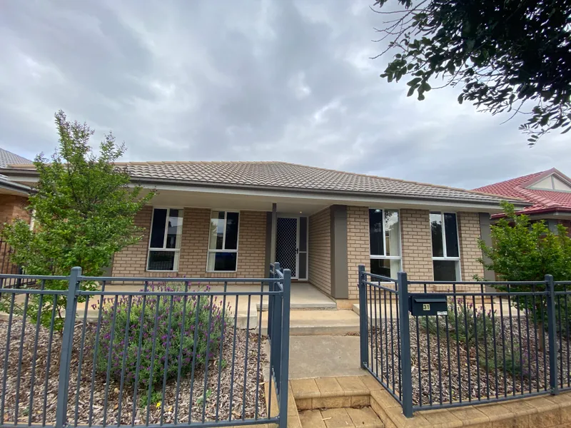 2 Living area, Ducted Reverse Cycle A/C, in walking distance of MOC, double secure parking