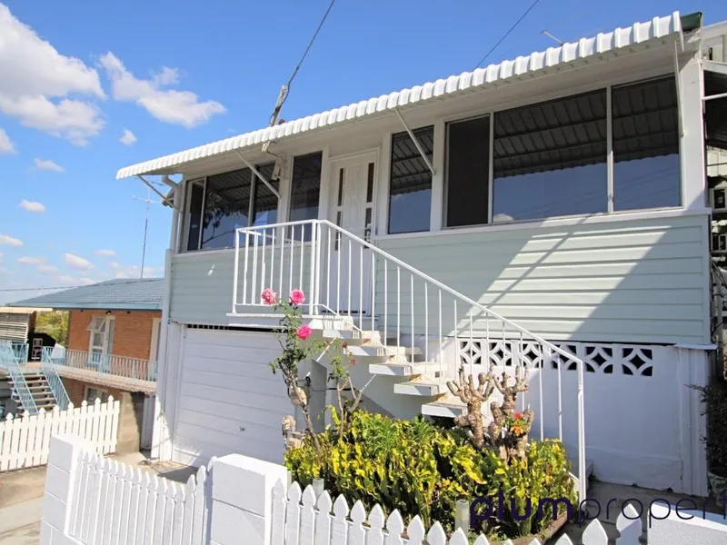 Spacious Home With Granny Flat!!