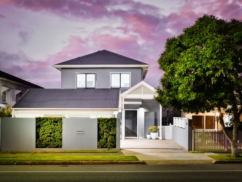 DELUXE COASTAL ENTERTAINER WITH GLORIOUS OCEAN VIEWS