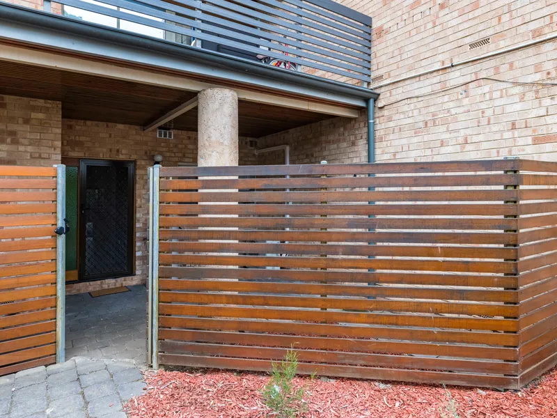 Updated Ground Floor Unit - 10 minutes to the city