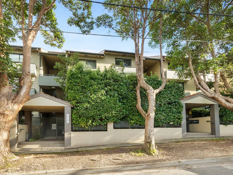 Ultra-convenient modern apartment facing quiet leafy street