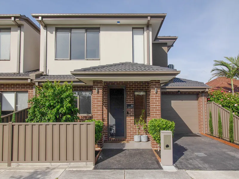 Street Frontage family home!