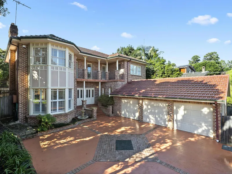 EXECUTIVE FAMILY RESIDENCE IN BLUE-RIBBON LOCALE!