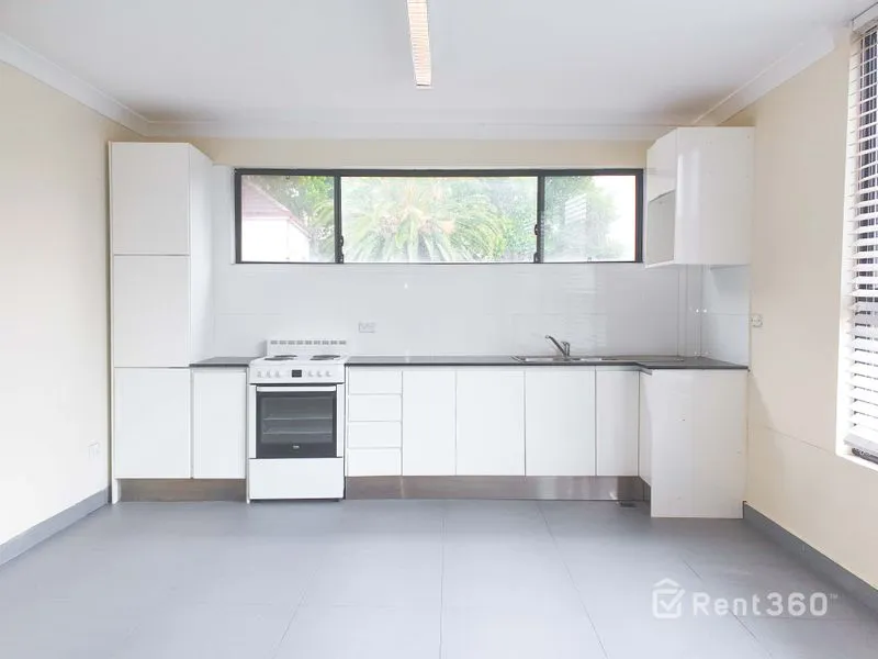 Large Three Bedroom Apartment with Parking, Ideal for Sharers