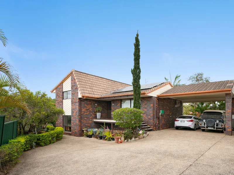 Perfect opportunity for Home Business. Situated on a 1,004m² block with dual street access.