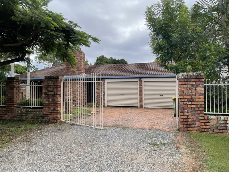 Massive 4 bed low set with POOL. Avail 13/4/22. TO VIEW email trish@redlandsrealty.com.au