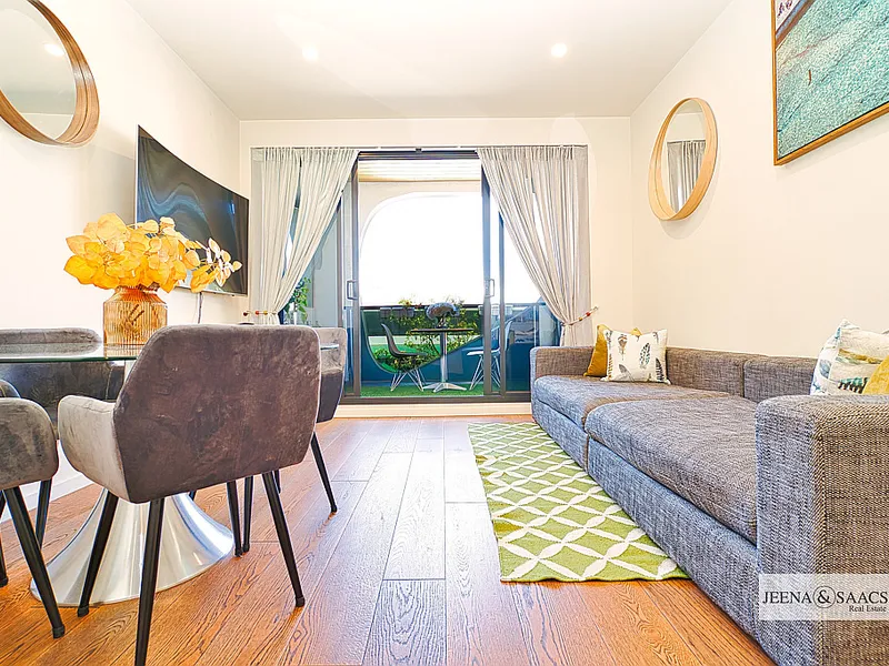 STYLISH, BAYSIDE AND IN A BOUTIQUE APARTMENT COMPLEX