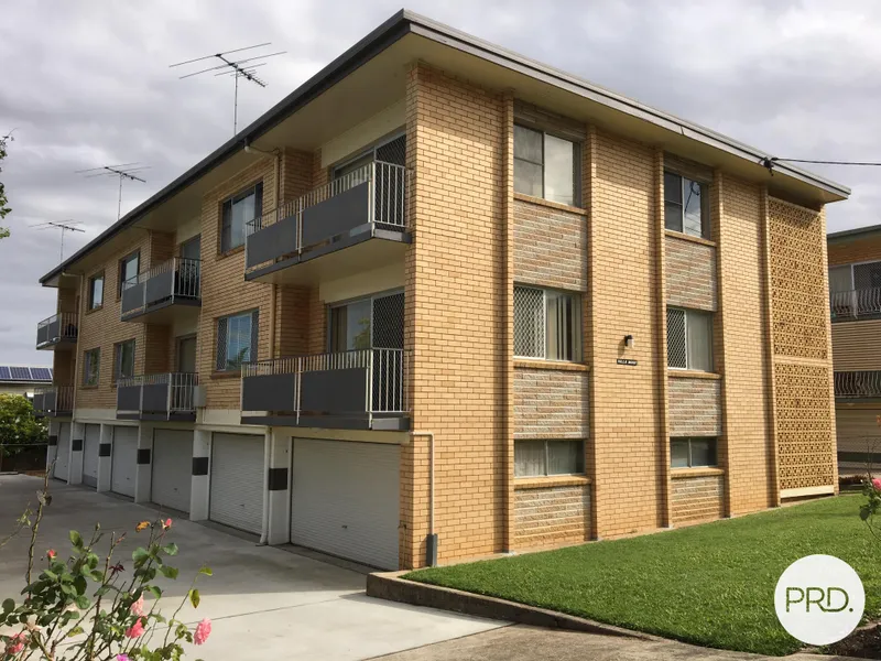 LARGE 2 BEDROOM IN LUTWYCHE, SOOO CLOSE TO ALL!       B/L 