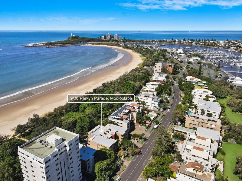 EXCEPTIONAL AND LUXURIOUS BEACH FRONT UNIT - ENJOY THE SOUND OF THE SURF!