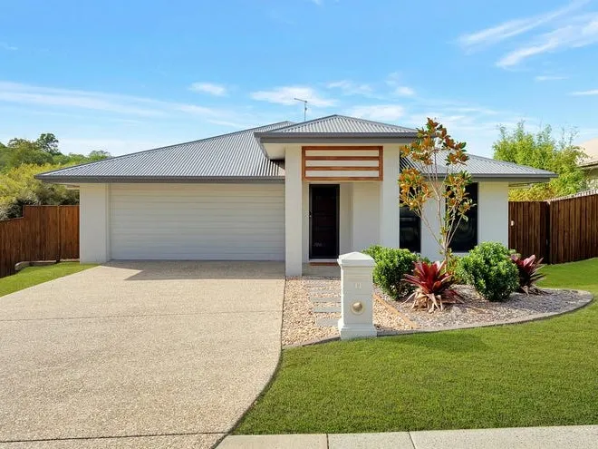 ORMEAU STUNNER - 4 BEDROOMS $700 PER WEEK