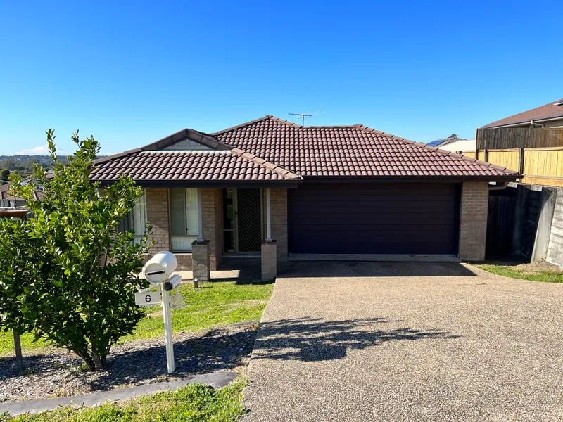 ​​SPACIOUS 4 BEDROOM HOME WITH TWO LIVING AREAS