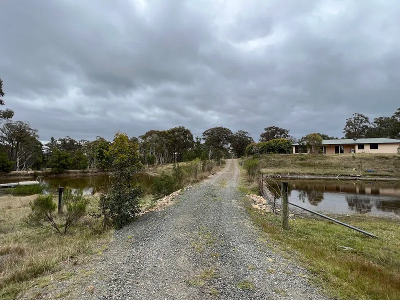 COUNTRY COTTAGE ON 25 ACRES, MSOTLY CLEARED, 3 BEDROOMS, 3 DAMS, OFF GRID LIVING, LARGE WORKSHOP AND GARGAE, MACHINERY SHED, GUEST ACCOMODATION.