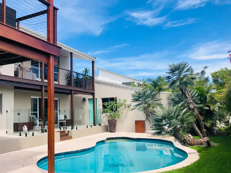 Perfect for large family and working from home, walk to Sunshine Beach and village