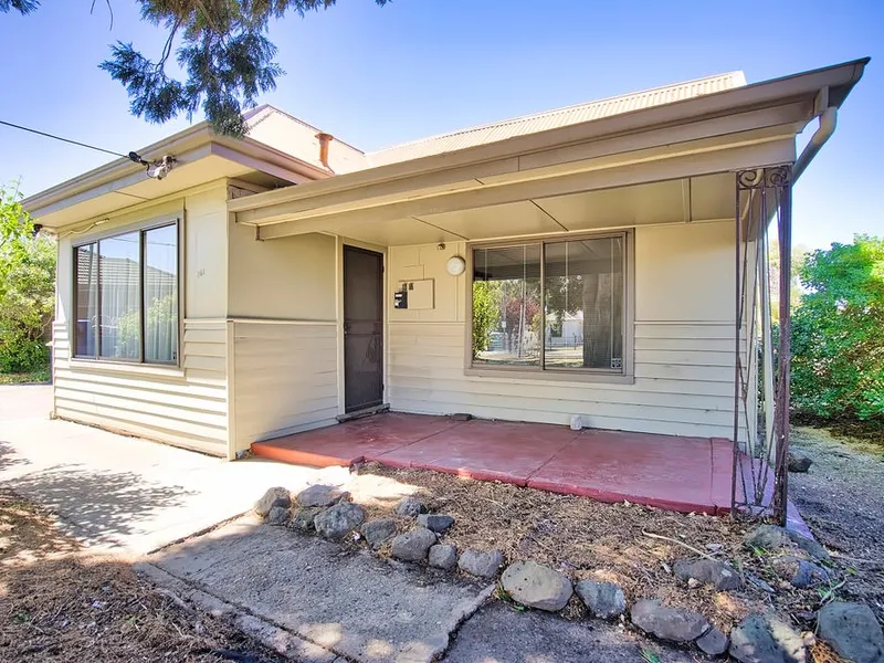 Family home, in ideal Sebastopol location!