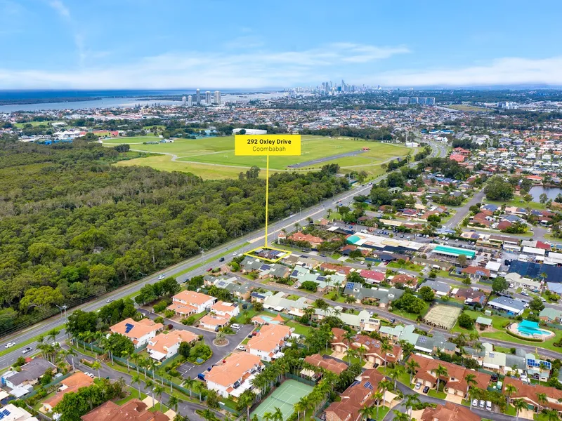 STUNNING PRIVATE RESIDENCE SITUATED IN STRONG FAMILY ORIENTATED AREA & CLOSE ENOUGH TO EVERYTHING THAT THE GOLD COAST OFFERS