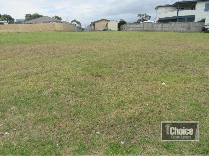 BAYSIDE LIVING AT IT'S BEST !!!