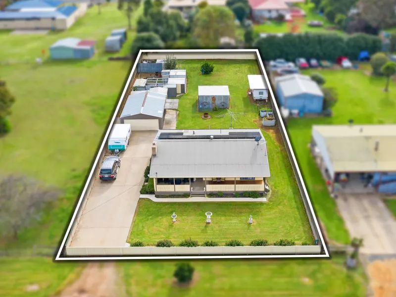 COUNTRY LIVING AT ITS ABSOLUTE FINEST!