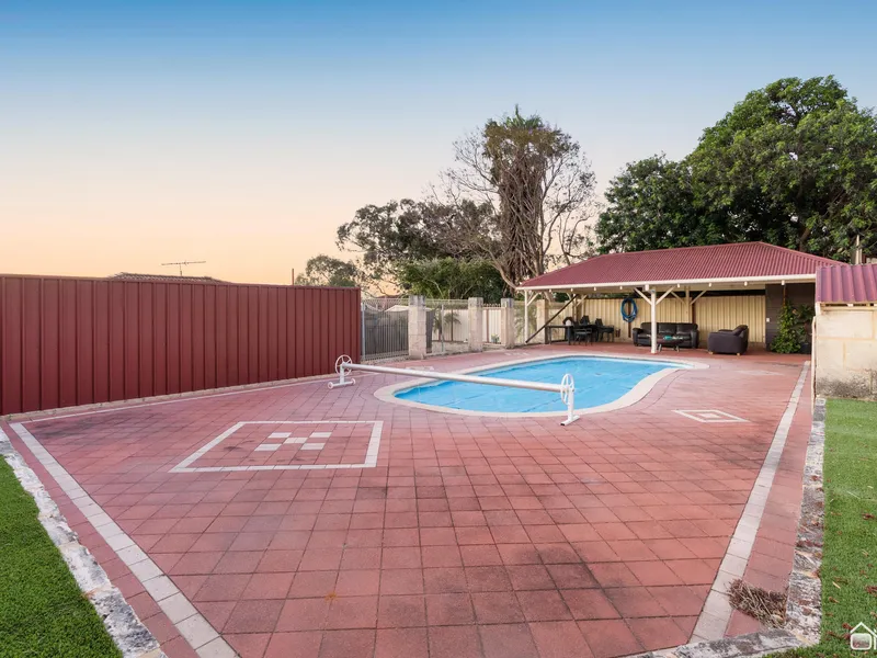 GREAT LIVING IN CLIFTON HILLS WITH A POOL!