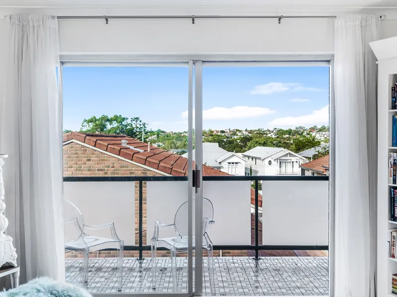 Spacious. Immaculate. Perfect Coorparoo Living. 