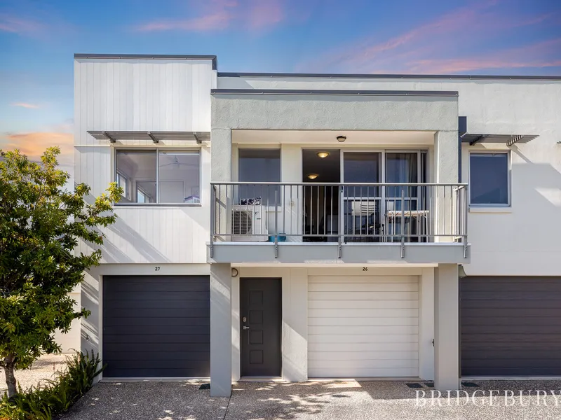 IMPRESSIVE MODERN TOWNHOUSE WITH EXCELLENT INVESTMENT POTENTIAL IN THRIVING MANGO HILL