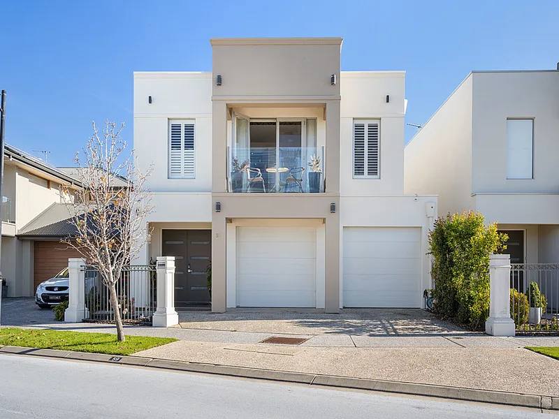 Bespoke Executive Home in lakeside Location