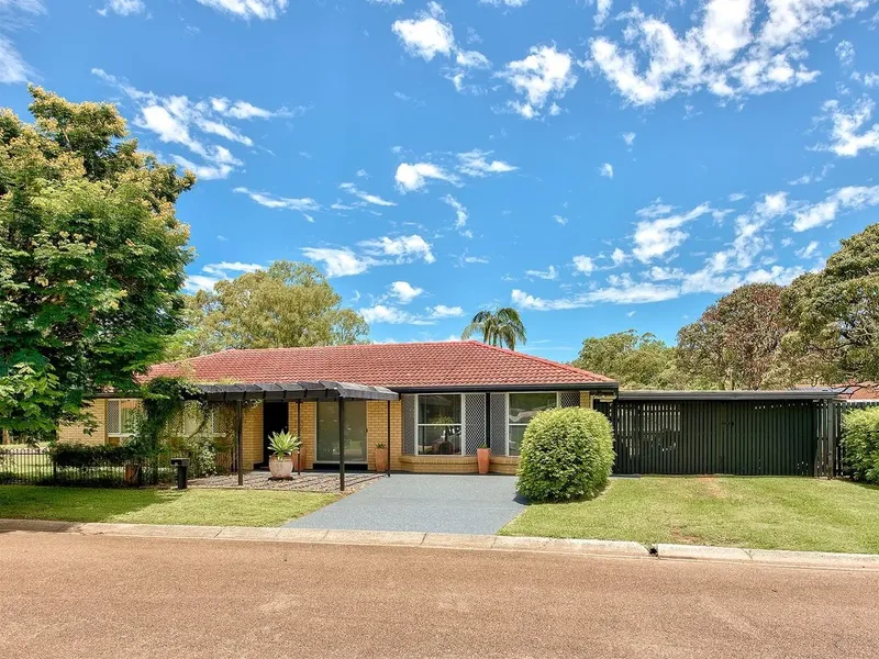 Idyllic family home in quiet street near playground