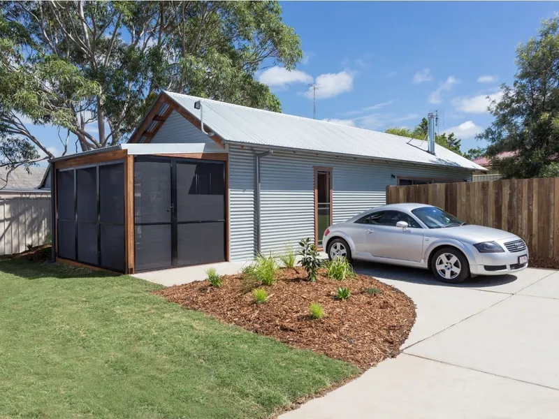 A RARE OPPORTUNITY TO LIVE AND WORK IN A COUNTRY TOWN IN THE HEART OF THE DARLING DOWNS – 'STUDIO ISOBEL' – 88A EAST STREET, CLIFTON