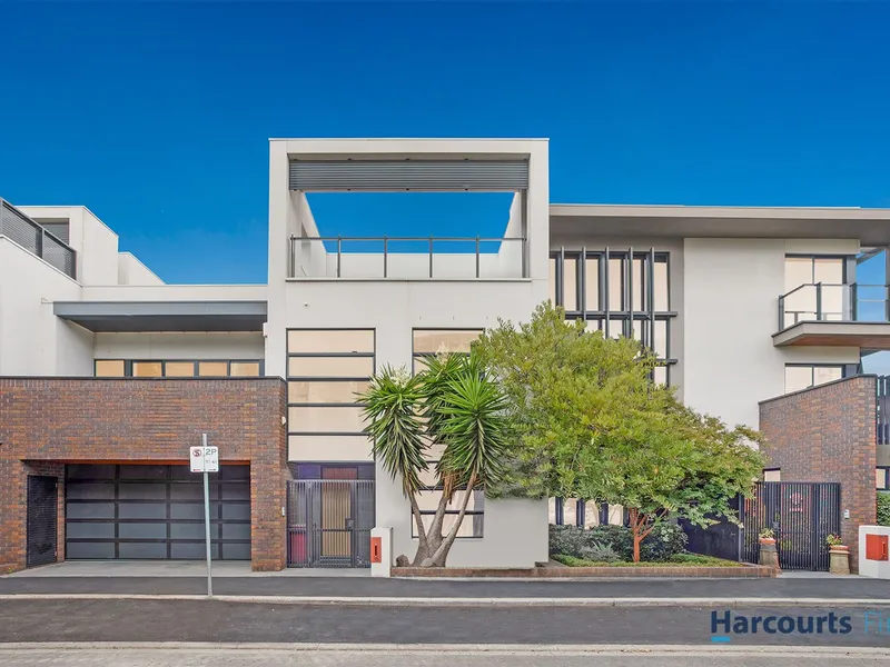 Luxury Gem in Premier Locale Overlooking Yarra River