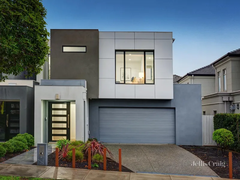 Exceptional modern luxury, walk to shops