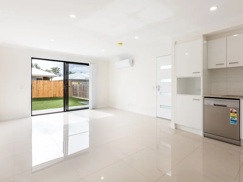 NEAR NEW, LOW MAINTENANCE & SPACIOUS 2 BEDROOM HOME WITH DOUBLE AIR CON!