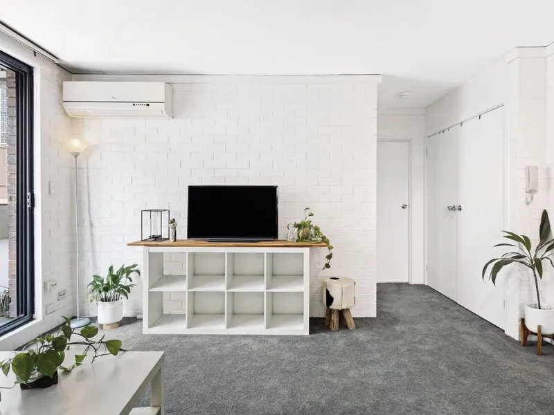 Fantasic Top Floor Apartment with Convenience at its Best