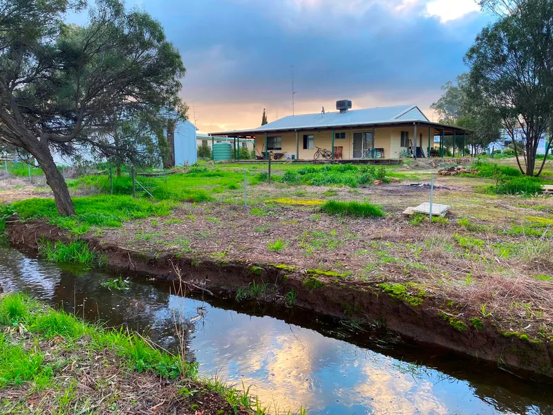 3 x 2 Home on an Acre!