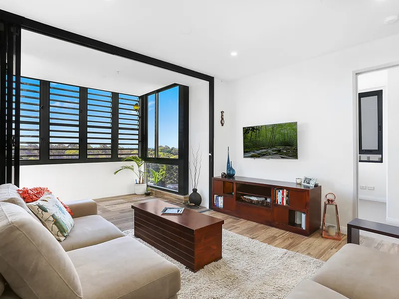 Spacious corner apartment with district views