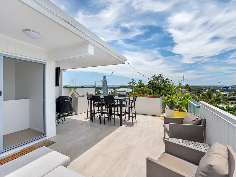 PRIVATE ROOFTOP TERRACE WITH SKYLINE & HINTERLAND VIEWS - MODERN TOWNHOUSE