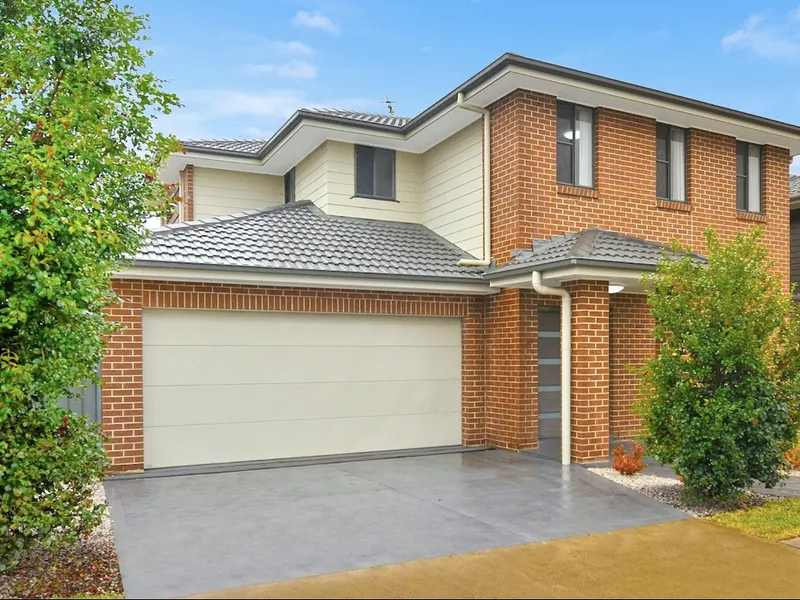 2 storey house 5 bedrooms (2 ensuites) at a quiet street close to all amenities