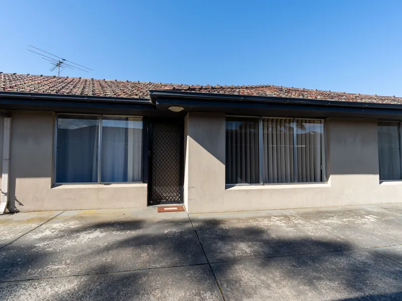 Freshly Painted Unit In Chelsea Central