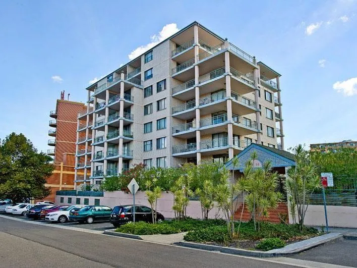 HUGE 2 BEDROOM APARTMENT IN PERFECT LOCATION