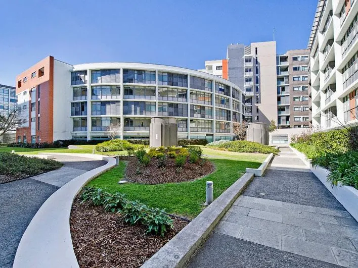 Modern 2 Bedroom, with pool and gym facilities