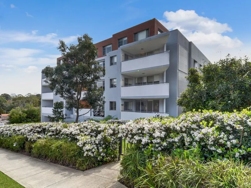 Spacious One Bedroom Apartment Located in a Leafy Tranquil Area!